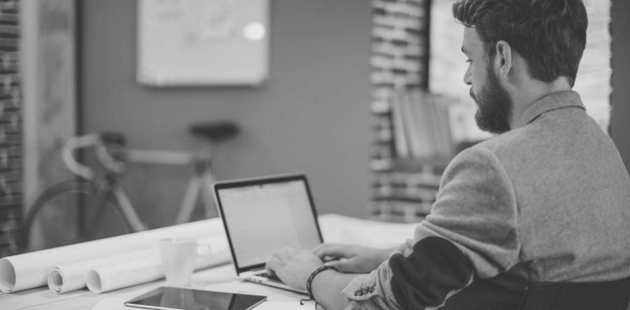 Manuális adatgyűjtés versus API integrációk: mit nyújt az automatizálás az introvertált analitikusoknak